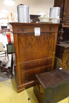 une commode et une autre commode dans une pièce