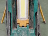 une machine verte sur laquelle est fixée une lumière jaune