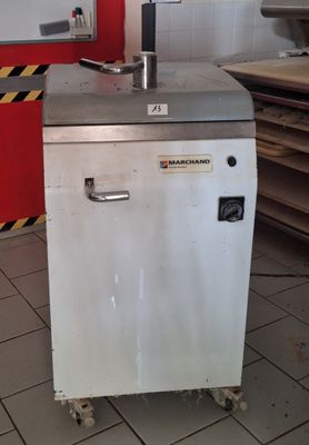 une machine qui se trouve dans une pièce dont l'un des murs est rouge
