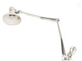une lampe blanche posée sur une table blanche