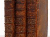 deux vieux livres posés l'un sur l'autre sur une table