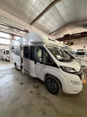 un camping-car blanc garé à l'intérieur d'un bâtiment