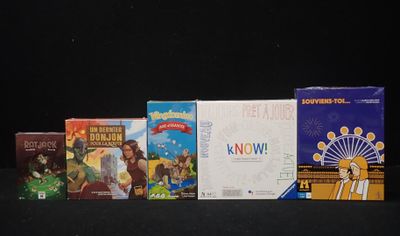 un grand nombre de livres posés sur une table