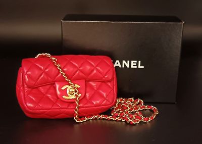 CHANEL, mini sac timeless en cuir matelassé rouge.