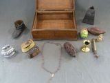 une boîte en bois remplie d'objets divers posée sur une table