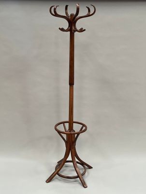 un porte-manteau en bois surmonté d'une tringle à vêtements