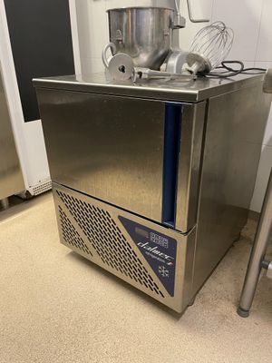 une machine posée sur le sol à côté d'une chaise