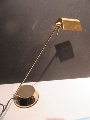 une lampe posée sur une table à côté d'un mur
