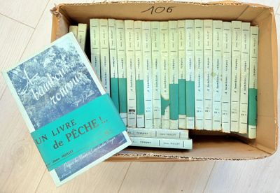 une boîte pleine de livres posée sur le sol