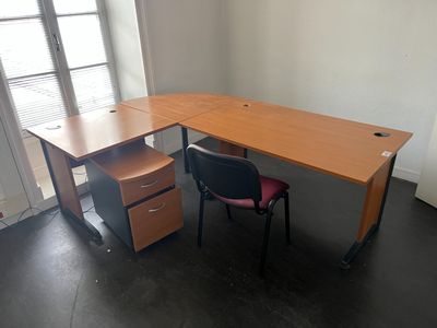 Bureau en mélmainé avec un caisson, avec retour, uin caisson…