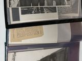 deux vieilles photos d'hommes debout sur une étagère, à côté d'une horloge