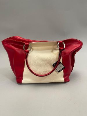 un sac à main rouge et blanc muni d'une étiquette