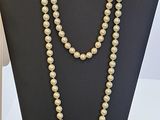 gros plan d'un collier sur un présentoir pour mannequin