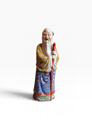une vieille figurine représentant un homme à la barbe blanche et à la longue barbe blanche