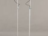 une paire de lampadaires en chrome et en verre