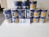 de nombreuses boîtes de conserve posées sur une table à côté d'un panneau