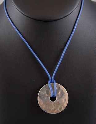 gros plan d'un collier sur un mannequin mannequin
