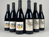 six bouteilles de vin sont alignées dans une rangée