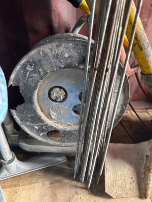 gros plan d'un objet métallique sur une table