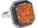 une image représentant une bague sertie de pierres orange et noires