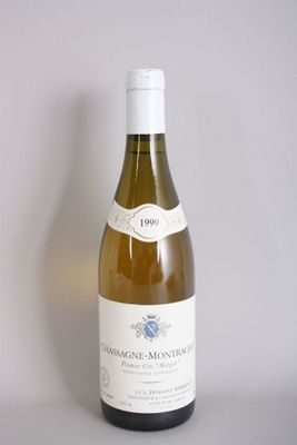 une bouteille de vin posée sur une table