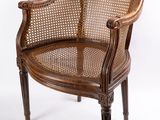 une image représentant une chaise en bois avec un dossier en rotin sur fond blanc