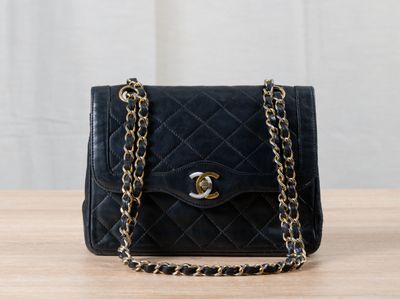 CHANEL Petit sac en cuir matelassé noir tirant sur le marine… - Photo 1