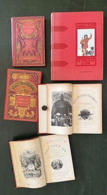 plusieurs vieux livres sont posés sur une table les uns à côté des autres