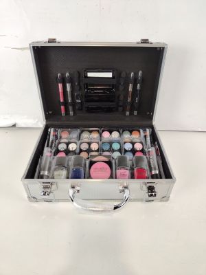 une trousse argentée contenant beaucoup de produits de maquillage