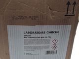 une boîte en carton sur laquelle est collée une étiquette portant l'inscription « laboratoire garcin »