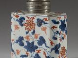 un petit vase bleu et blanc orné de fleurs