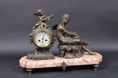 une statue représentant deux femmes assises sur une horloge en marbre