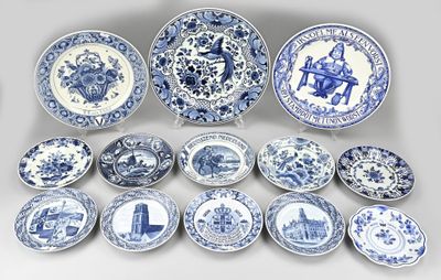 beaucoup d'assiettes bleues et blanches sur la table