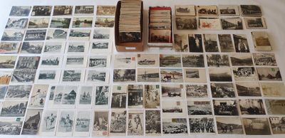 beaucoup de vieilles photos posées sur une table, à côté d'un livre