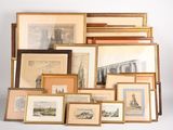 de nombreuses photos encadrées représentant des bâtiments, accrochées au mur