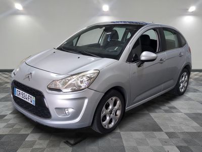 la petite voiture argentée est garée sur un sol en damier