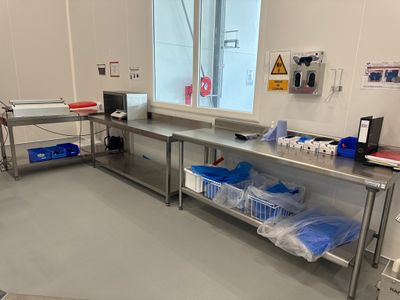 une salle avec beaucoup de tables et de chaises