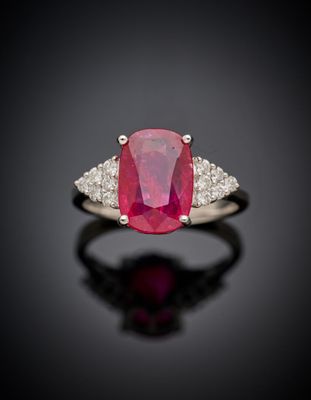 une bague en rubis et diamants