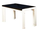 La table est en bois et possède un plateau en verre noir.