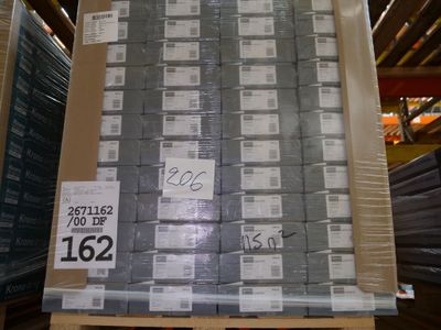 une grande pile de cartons posés sur une palette dans un entrepôt