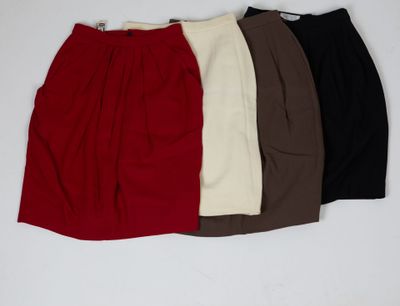 trois shorts sont alignés sur une surface blanche