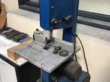 une machine posée sur une table devant une fenêtre