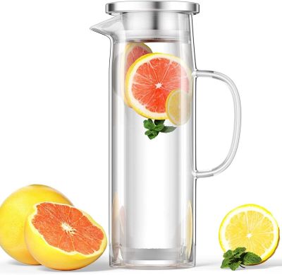 un pichet d'eau contenant des citrons et des pamplemousses