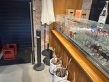 Plusieurs seaux remplis de nourriture sont alignés sur un comptoir dans un magasin