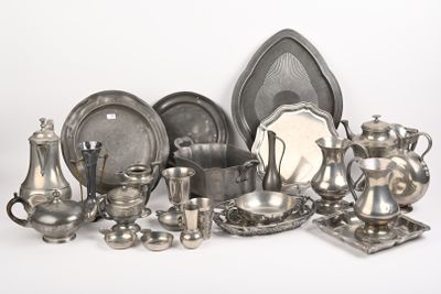 beaucoup d'objets en argent posés sur une table