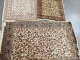 deux tapis orientaux exposés dans une boutique