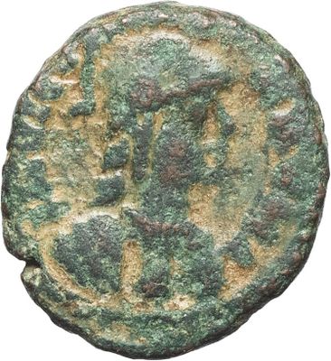 une pièce de monnaie ancienne ornée d'un motif vert et marron