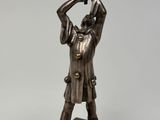 figurine en bronze représentant un homme tenant un oiseau, posée sur un socle en marbre