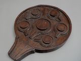 une raquette en bois en forme d'arbre, ornée de cercles