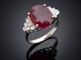 Bague ovale en rubis et diamants